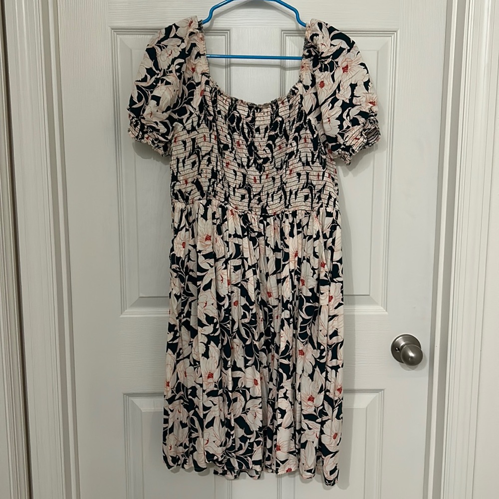 Really pretty flower dress and size 3X torrid